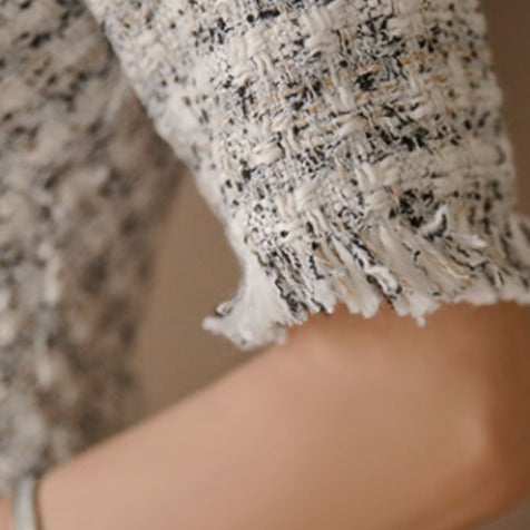 五分袖の先端にあしらわれたフリンジがわかるアップショット