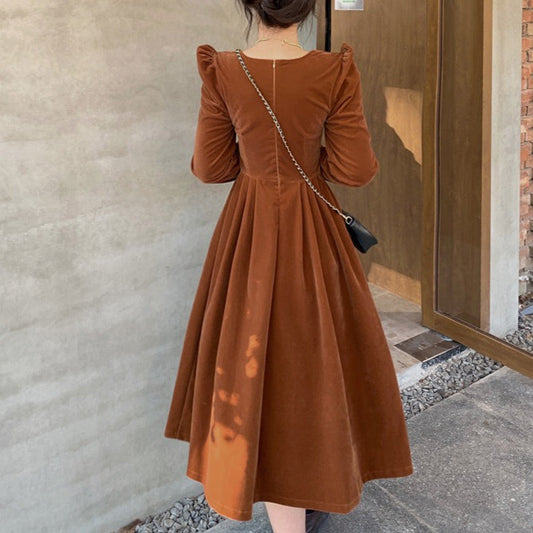 背面から見たフレアシルエットとコーデュロイ素材が秋らしいブラウンワンピース
