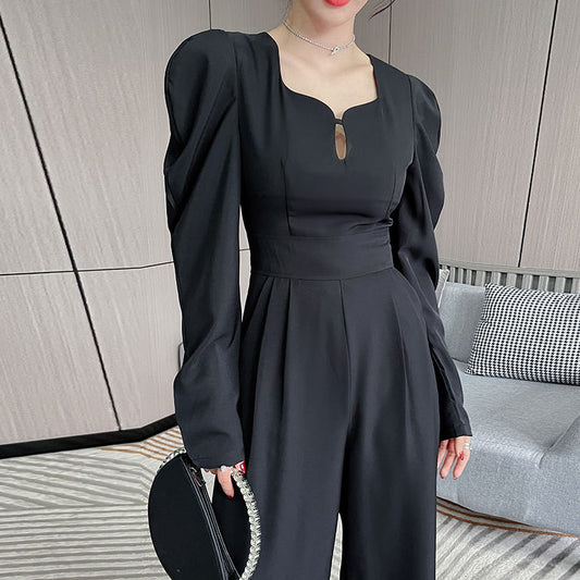 パフスリーブ部分のボリューム感がわかるブラックトップの肩まわりディテール