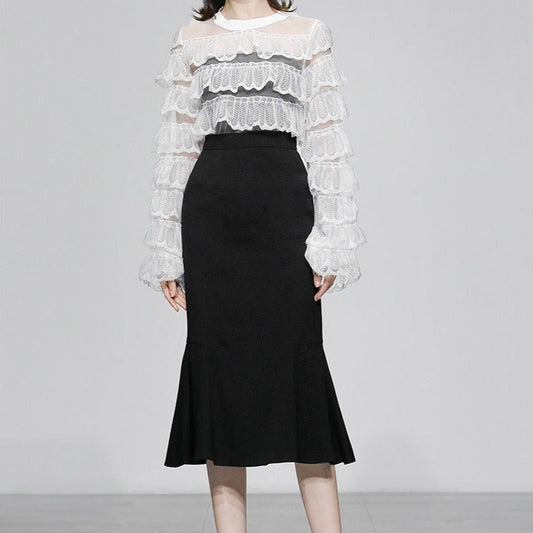 レースフリルシアーブラウス(ベアトップ付き)とマーメイドスカートを正面から撮影し、華やかな3点コーデを強調