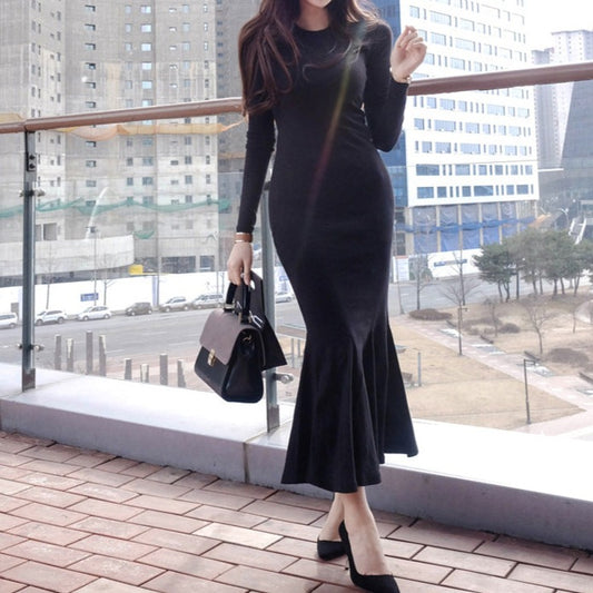 ヒールパンプスを合わせてスタイルアップを狙ったブラックマーメイドワンピースのコーデ例