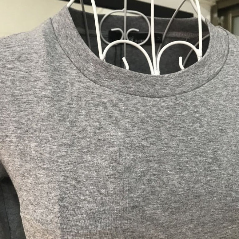 クルーネックの首回りとスウェット生地の厚みがわかるアップ画像で、伸縮性をアピール