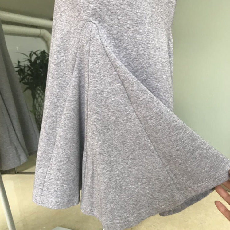 フレアに広がる裾部分の切り替えデザインをクローズアップし、マーメイドシルエットの魅力をアピール