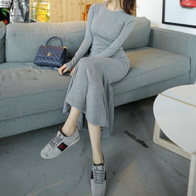 スニーカーを合わせたグレーワンピースのカジュアルコーデで、快適さと女性らしさを両立