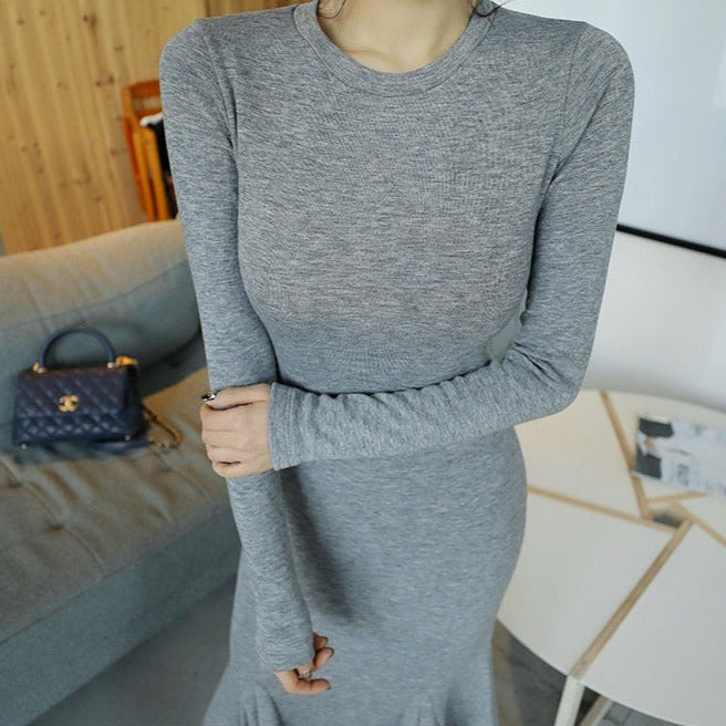 クルーネック仕様のグレーワンピース上半身をクローズアップし、スウェット生地の質感がわかる