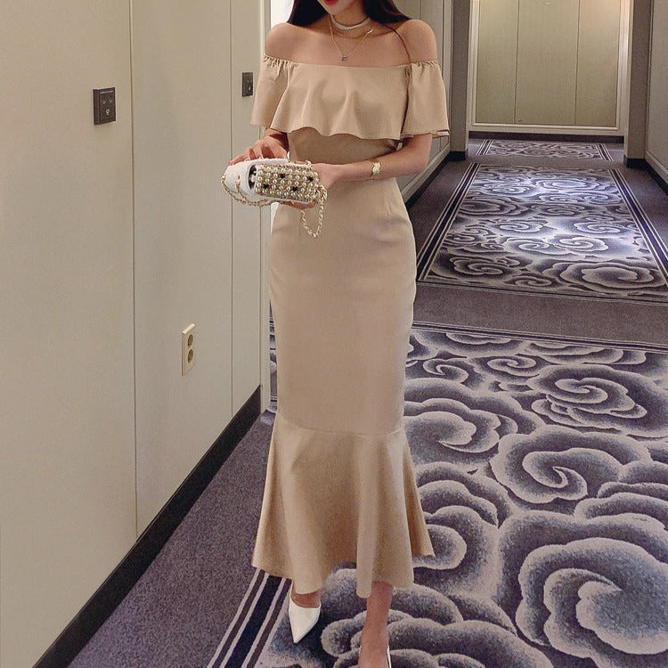 クラッチバッグを持ったベージュワンピースのコーデ例で、結婚式や二次会にもぴったりのドレスアップ