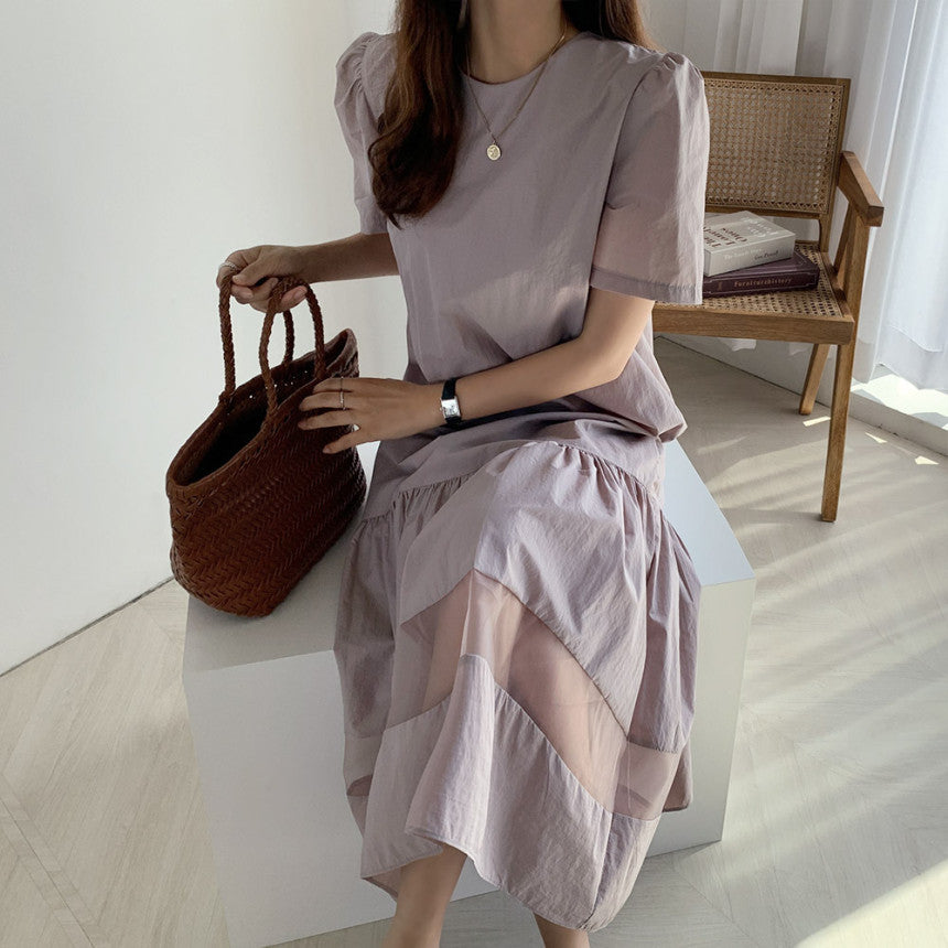裾のシアー部分をクローズアップ。ふんわりとした素材感が夏らしく、女性らしい抜け感を演出
