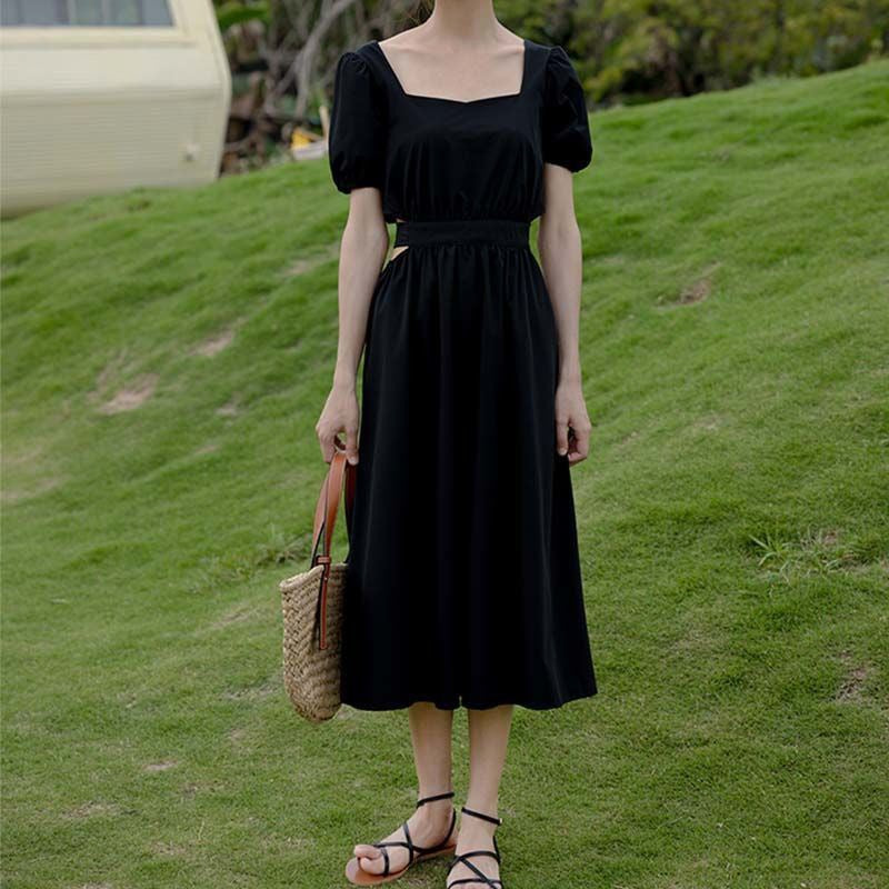 ブラックのサイドカットアウトフレアワンピースを正面から撮影し、スクエアネックとパフスリーブが際立つデザイン