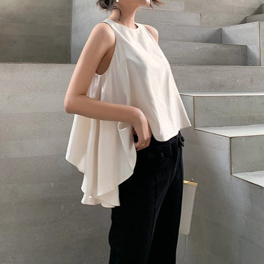 斜めから撮影したノースリーブブラウスで、サイドの裾ボリュームがシルエットを華やかに演出