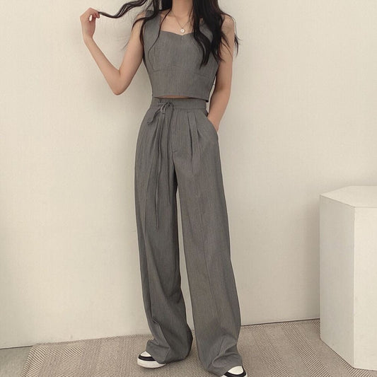 グレーのスクエアノースリーブ&サイドリボンスラックスSETを正面から撮影。程よい短丈トップスとワイドパンツが印象的