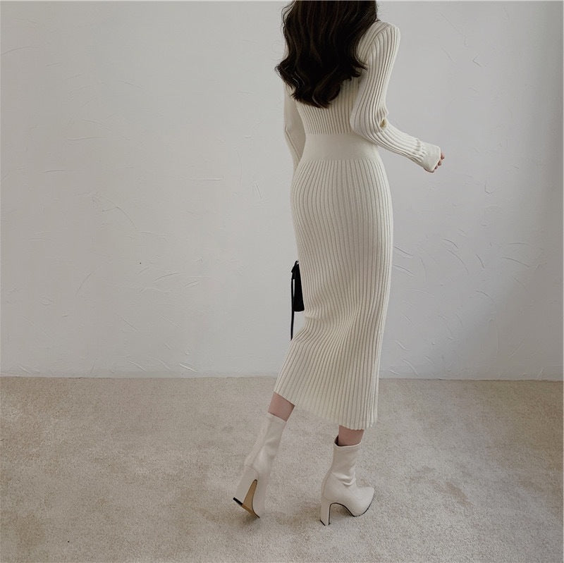 ホワイトのタイトワンピースを後ろから撮影。背中のラインをすっきりと見せるデザイン