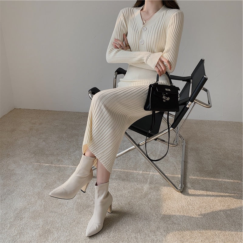 ホワイトのニットワンピースを椅子に座って撮影。エレガントな雰囲気を演出