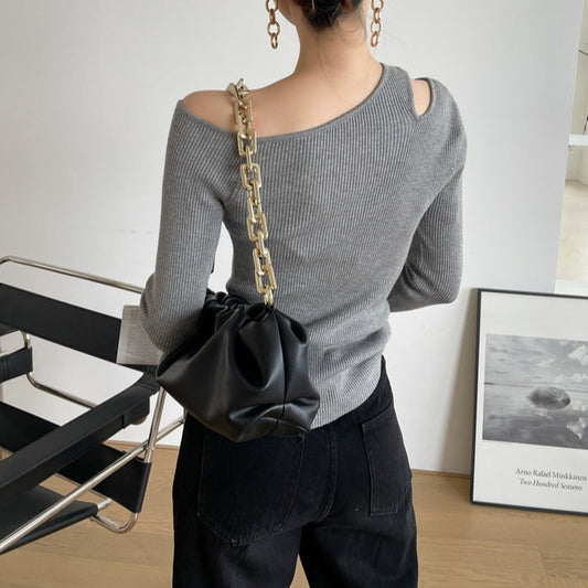 後ろから見たグレートップスで、背中から肩へのラインがすっきり見えるシルエット