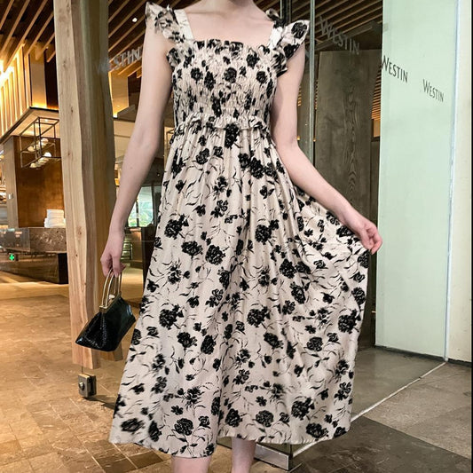 シャーリング仕様でスタイルアップする花柄キャミワンピース全身コーデ