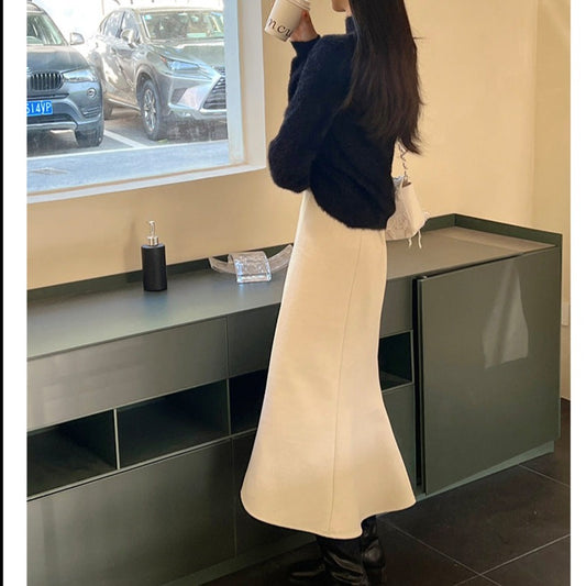 ブラックトップスと合わせたアイボリーマーメイドスカートの後ろ姿。スタイルアップ効果抜群