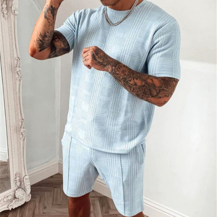 ブルーのチェックジャカード半袖Tシャツとショートパンツセットアップを着た男性の正面コーデ