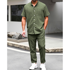 カーキのリネンライクバンドカラーシャツとイージーパンツセットアップを着た男性の夏コーデ