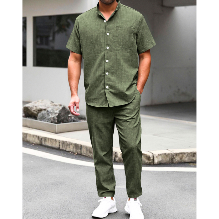カーキのリネンライクバンドカラーシャツとイージーパンツセットアップを着た男性の夏コーデ