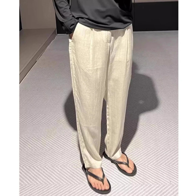 アイボリーのリネンライクタックワイドパンツを正面から着用した男性