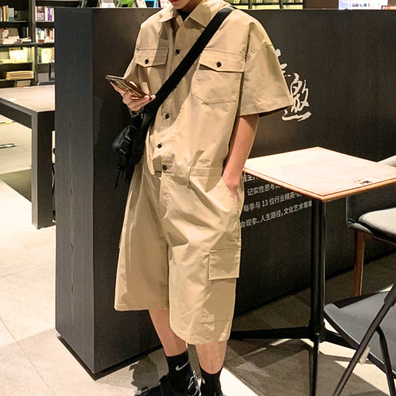 ベージュの半袖カーゴジャンプスーツを着た男性の全身正面コーデ