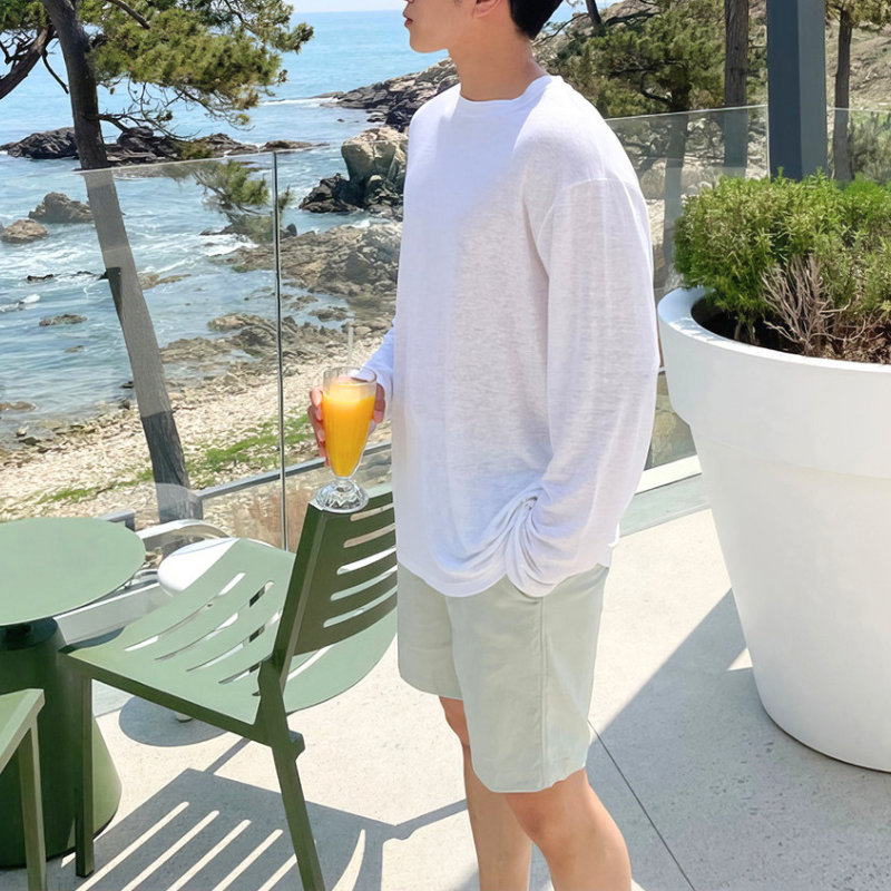ホワイトを着用したメンズ薄手コットン長袖Tシャツの全身コーデ