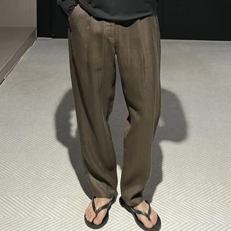 カーキのストレートワイドスラックスを正面から着用した男性