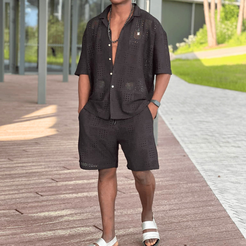 ブラックの透かし柄半袖シャツとハーフパンツセットアップを着た男性の正面コーデ