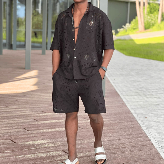 ブラックの透かし柄半袖シャツとハーフパンツセットアップを着た男性の正面コーデ