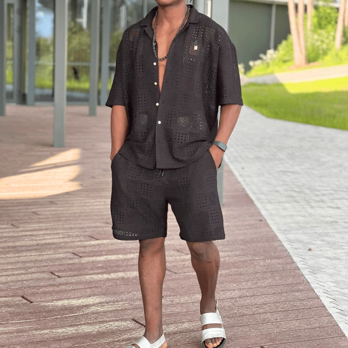 ブラックの透かし柄半袖シャツとハーフパンツセットアップを着た男性の正面コーデ