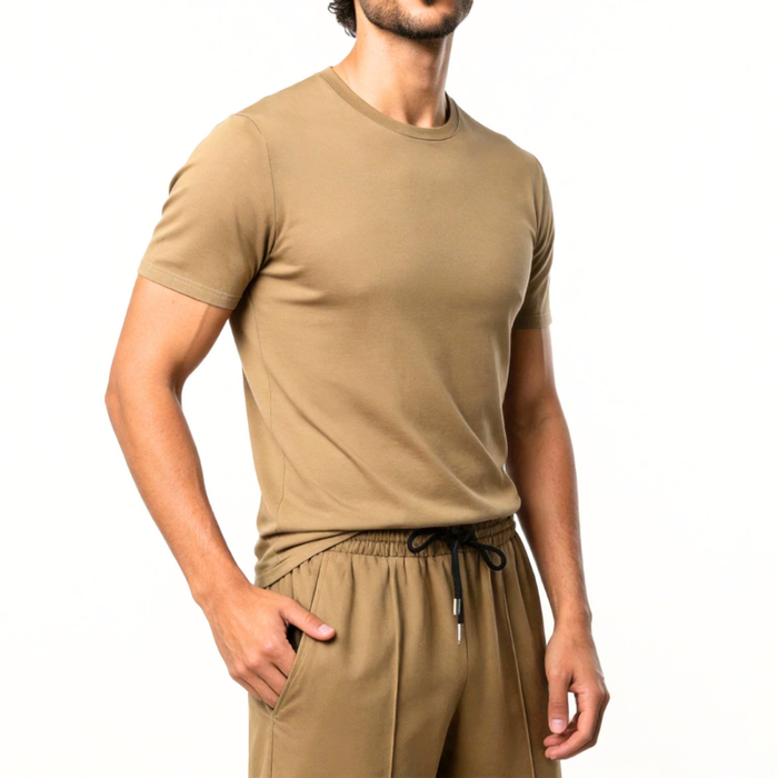 ベージュの半袖Tシャツセットアップを着た男性の正面スタイル