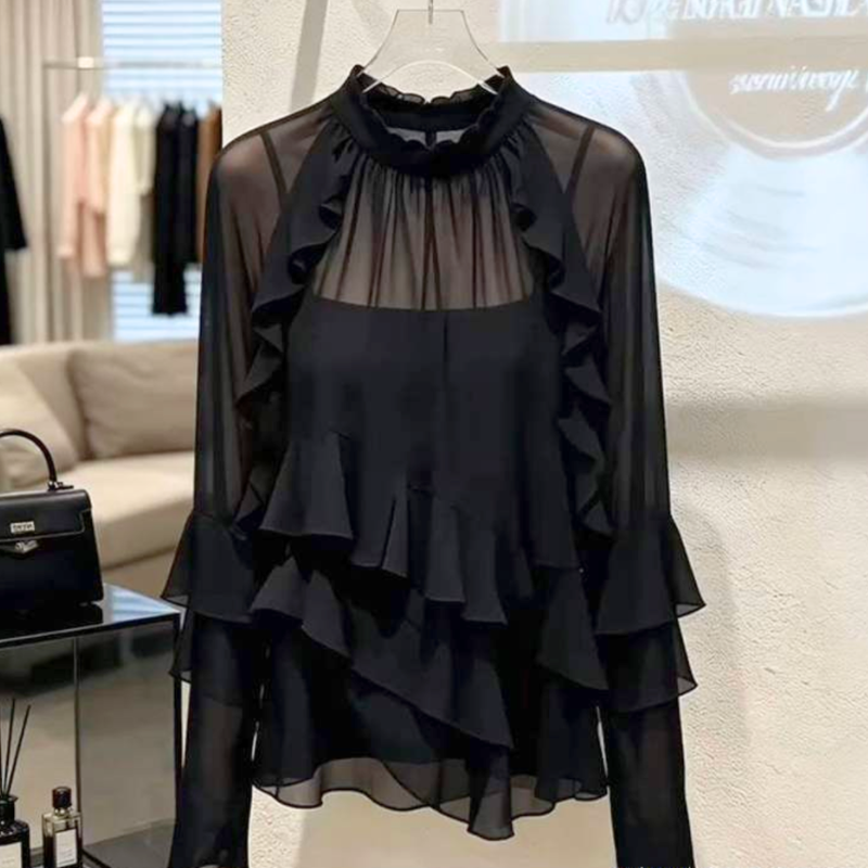 ブラックのハイネックシアーティアードフリルブラウス。ハンガーに掛けた正面のブラウス。短いフリルネックと肩から続くシアーの長袖