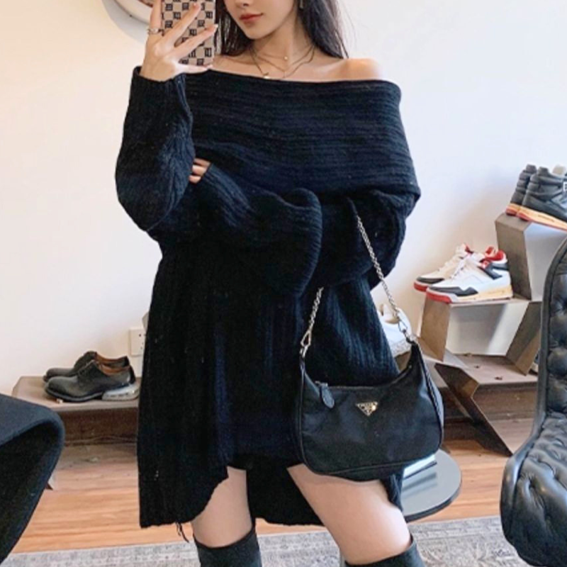 ブラックのニットワンピースを着用した女性の正面。肩を見せた襟元と前側の編み目が分かる写真