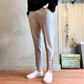 グレーのテーパードアンクルパンツのセンターラインと裾を見せた着用イメージ
