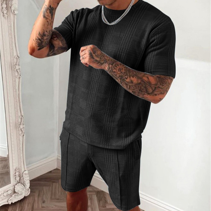 ブラックのチェックジャカード半袖Tシャツとショートパンツセットアップを着た男性