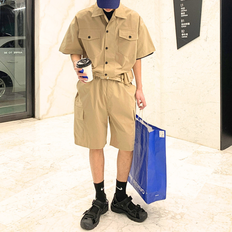ベージュの半袖カーゴジャンプスーツに別売りウエストバッグ付きベルトを合わせた男性