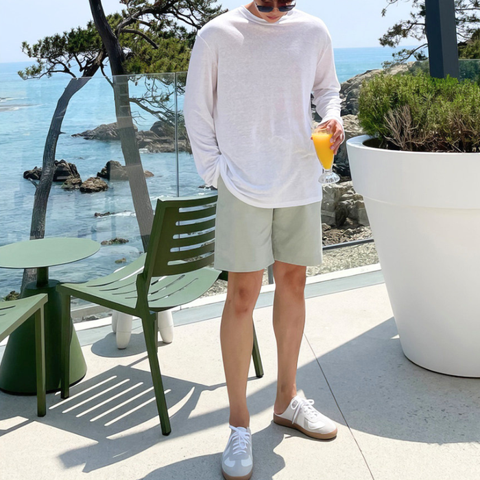 ホワイトのメンズ薄手コットン長袖Tシャツ 正面スタイル