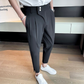 ブラックのメンズアンクルパンツ フロントタックとダブルボタンのウエスト