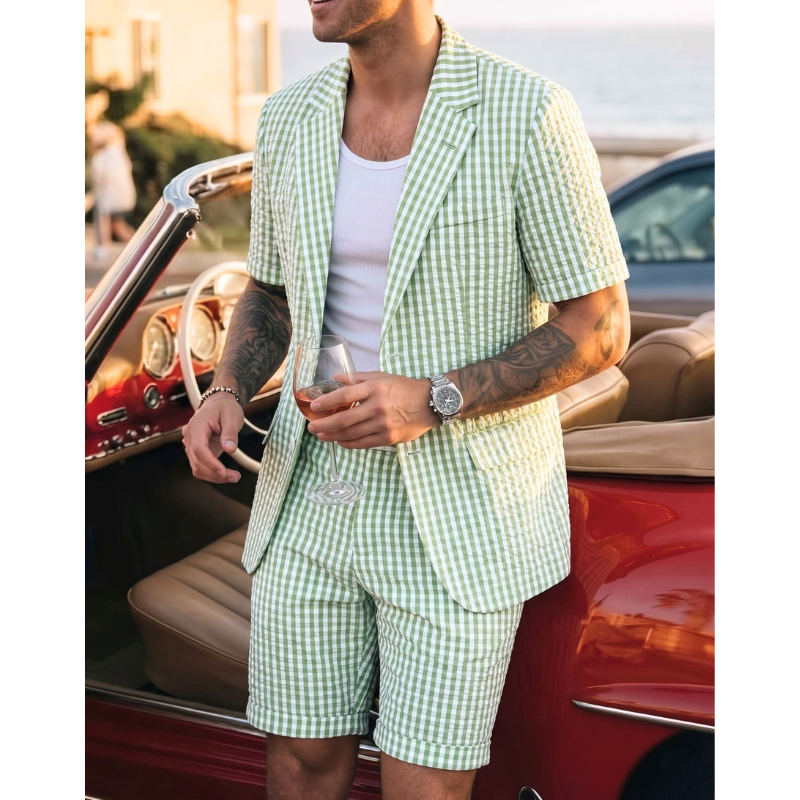 ギンガムチェックのセットアップを着用した男性の斜め姿。夏の休日らしい雰囲気が分かる写真