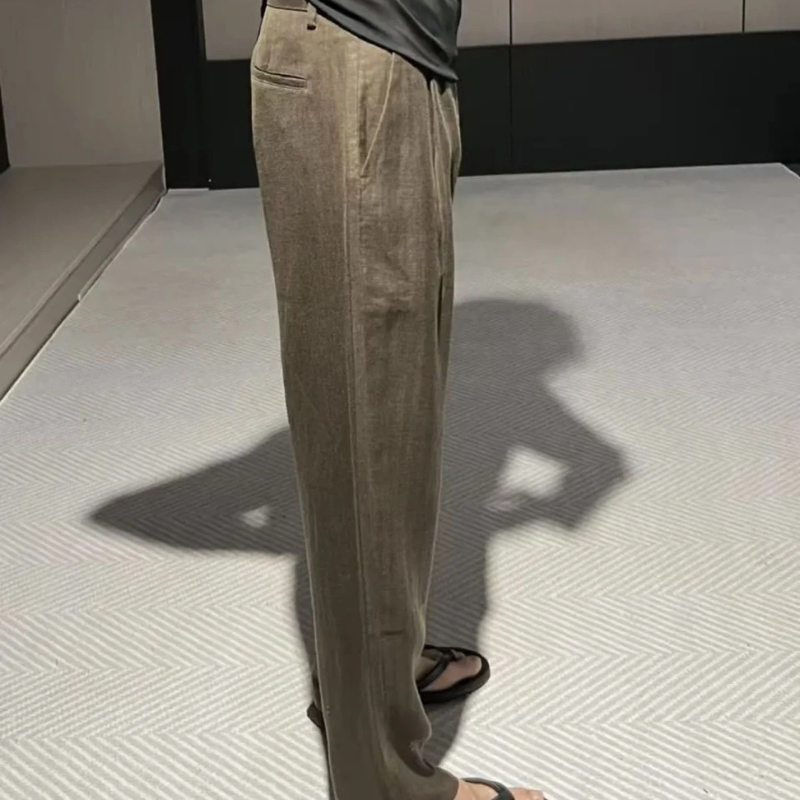 カーキのタックワイドスラックスを横から見たシルエット