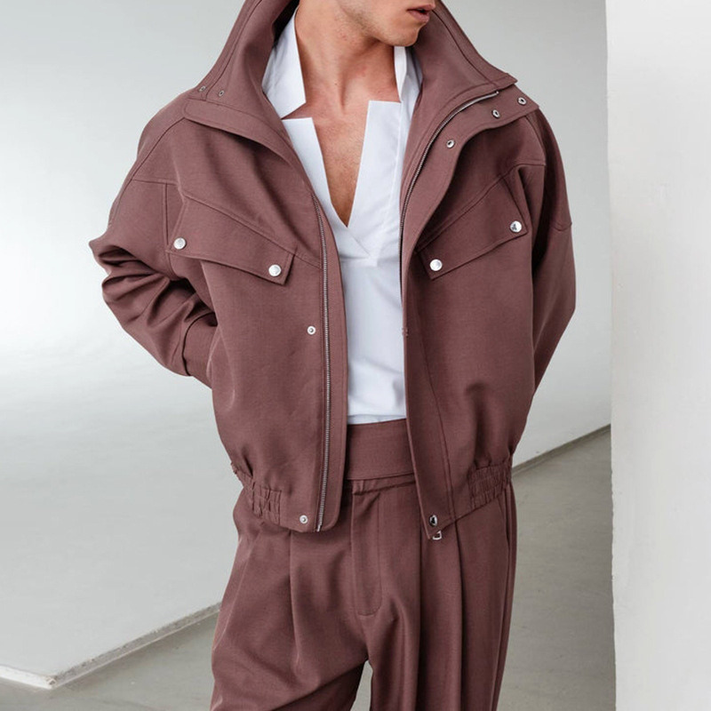 ブルゾンの前を開けて白シャツを合わせた男性の着こなし。襟の立ち上がりが分かる写真