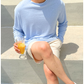 ブルーを着用したメンズ薄手コットン長袖Tシャツ