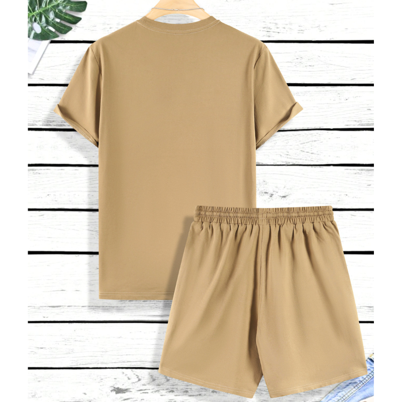 ベージュの半袖Tシャツとショートパンツセットアップの背面
