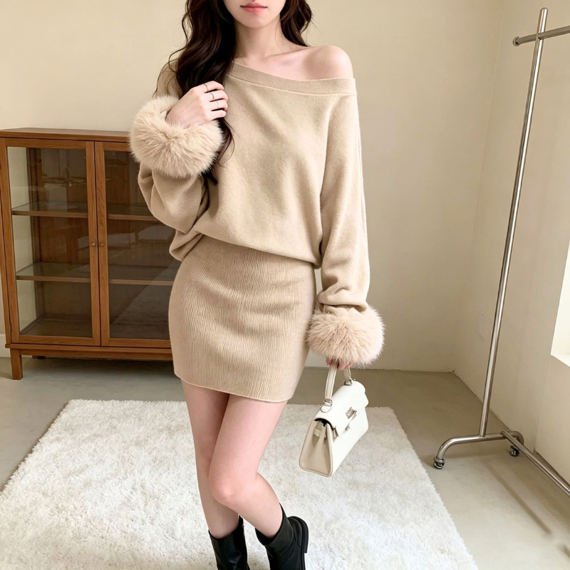 ベージュのニットミニワンピースを着た女性。髪に手を添え、バッグを持った正面の立ち姿