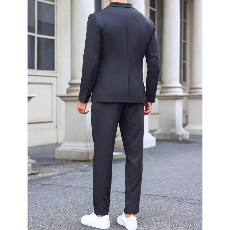 ショールカラーブレザーのセットアップを着用した男性の背面。後ろ姿のシルエットが分かる写真
