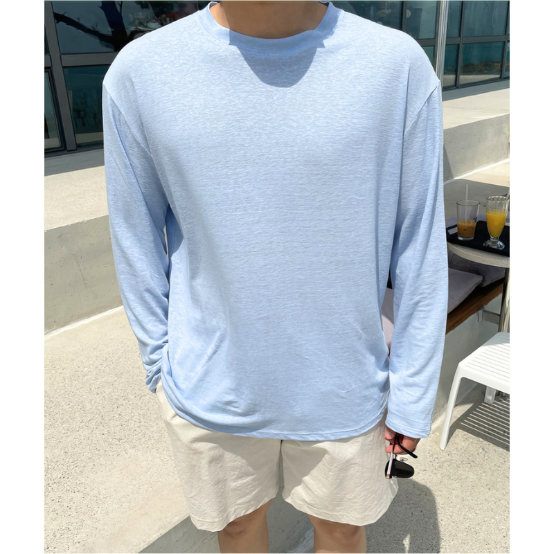 ブルーの薄手コットン長袖Tシャツ 前身頃と袖のディテール