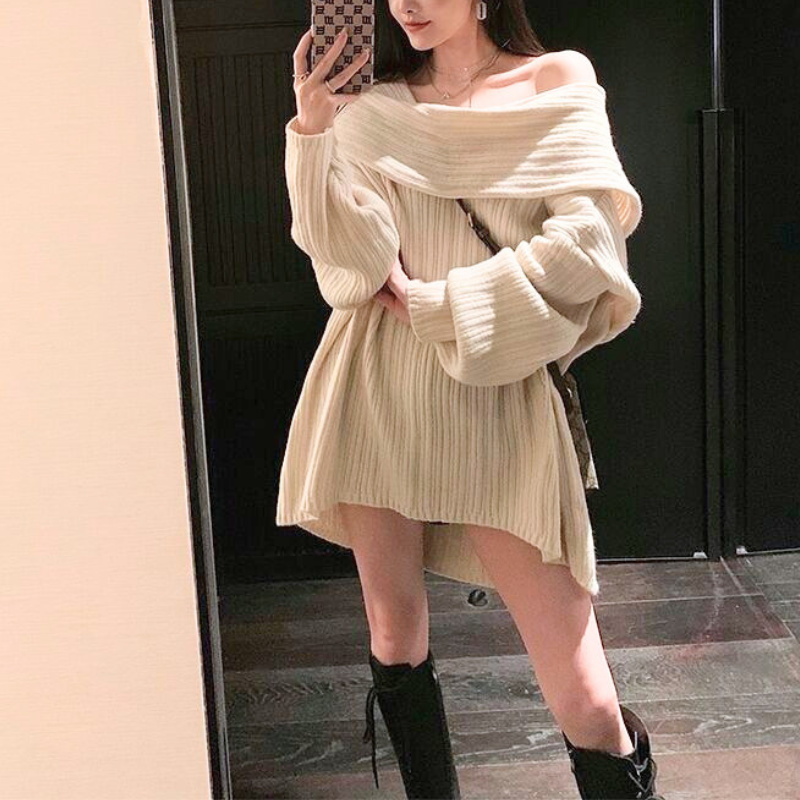 アイボリーのニットワンピースを着用した女性の正面。正面の裾の広がりとブーツとのバランスが分かる写真
