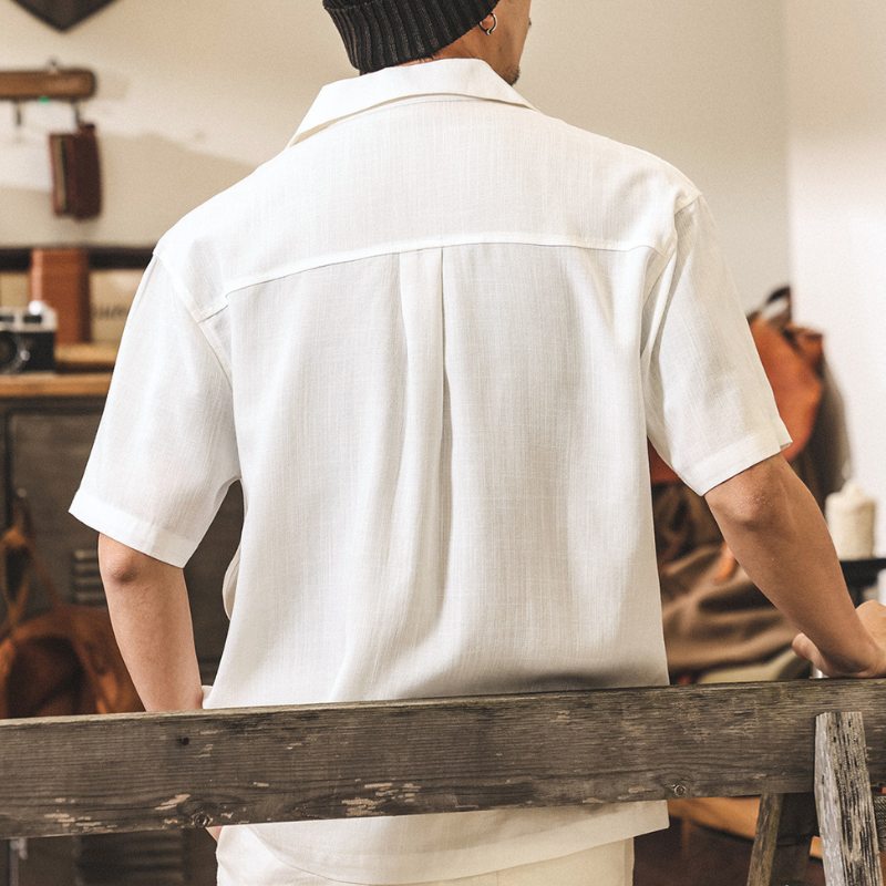 アイボリーのオープンカラー半袖シャツを着た男性の背面フィット感