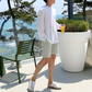 ホワイトを着用した薄手コットン長袖Tシャツの全身スタイル
