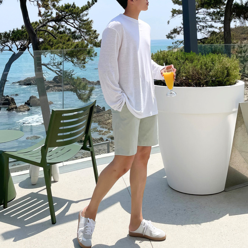ホワイトを着用した薄手コットン長袖Tシャツの全身スタイル