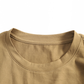 ベージュの半袖Tシャツのクルーネックと縫製詳細